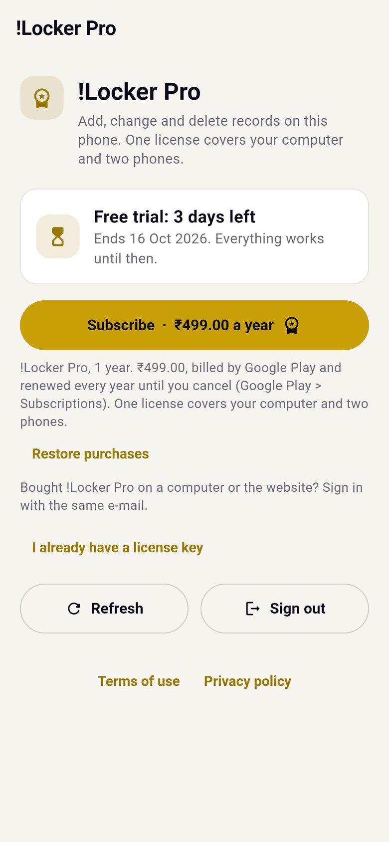 !Locker Pro on a phone: the free trial and the yearly subscription